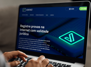 imagem com uma tela de notebook com exibição do site www.verifact.com.br e mãos