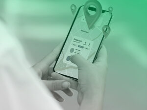pessoa com um celular na mãe compartilhando a localização do google