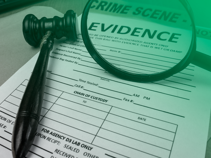 evidencia-ou-prova-digital Formulário de cadeia de custódia de evidências com um carimbo de juiz e uma lupa sobre a palavra "evidência", indicando contexto de investigação criminal.