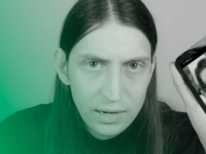 A imagem mostra Felca na capa do vídeo "Adultização", postado em seu canal